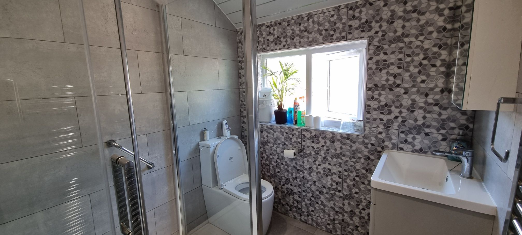 3 bedroom semi-detached house For Sale in Leicester - Bathroom.