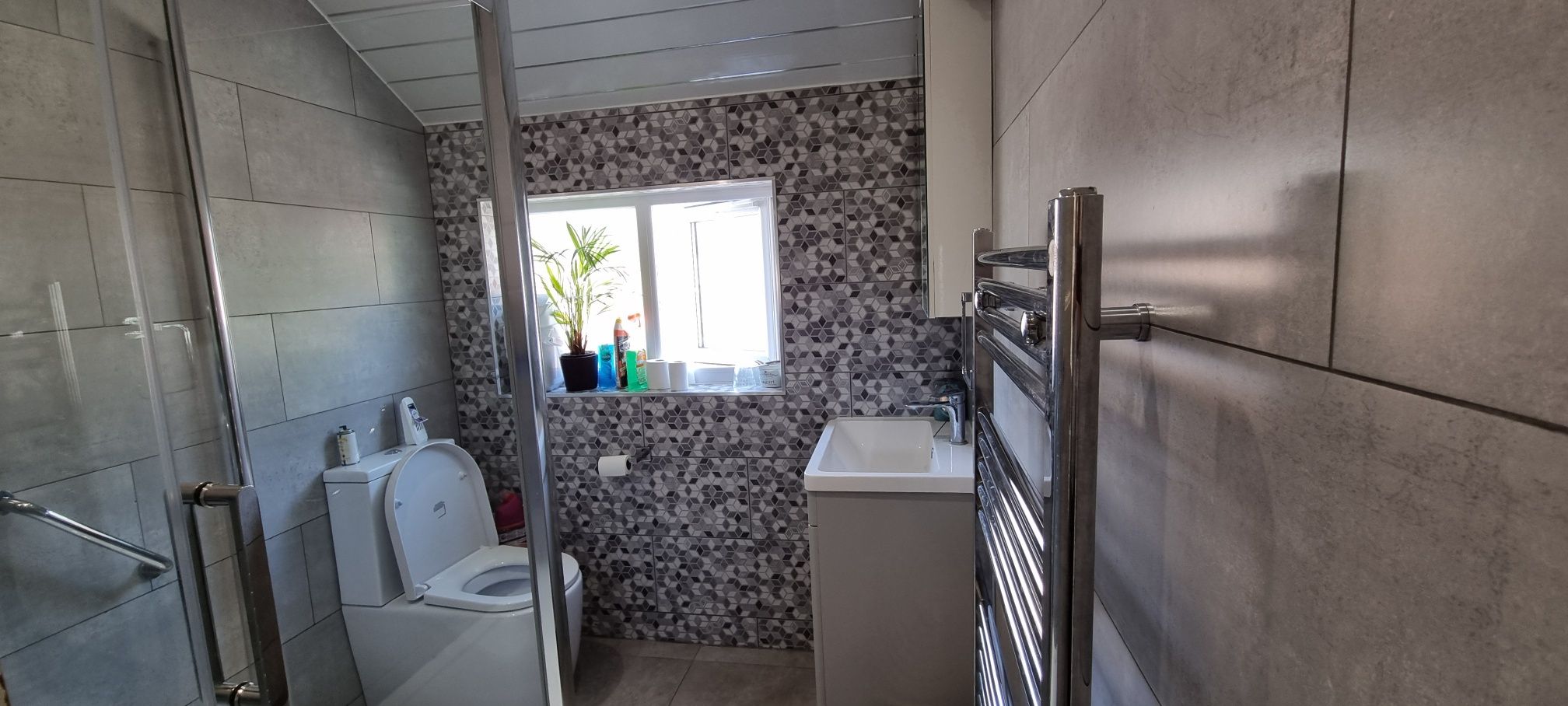 3 bedroom semi-detached house For Sale in Leicester - Bathroom.