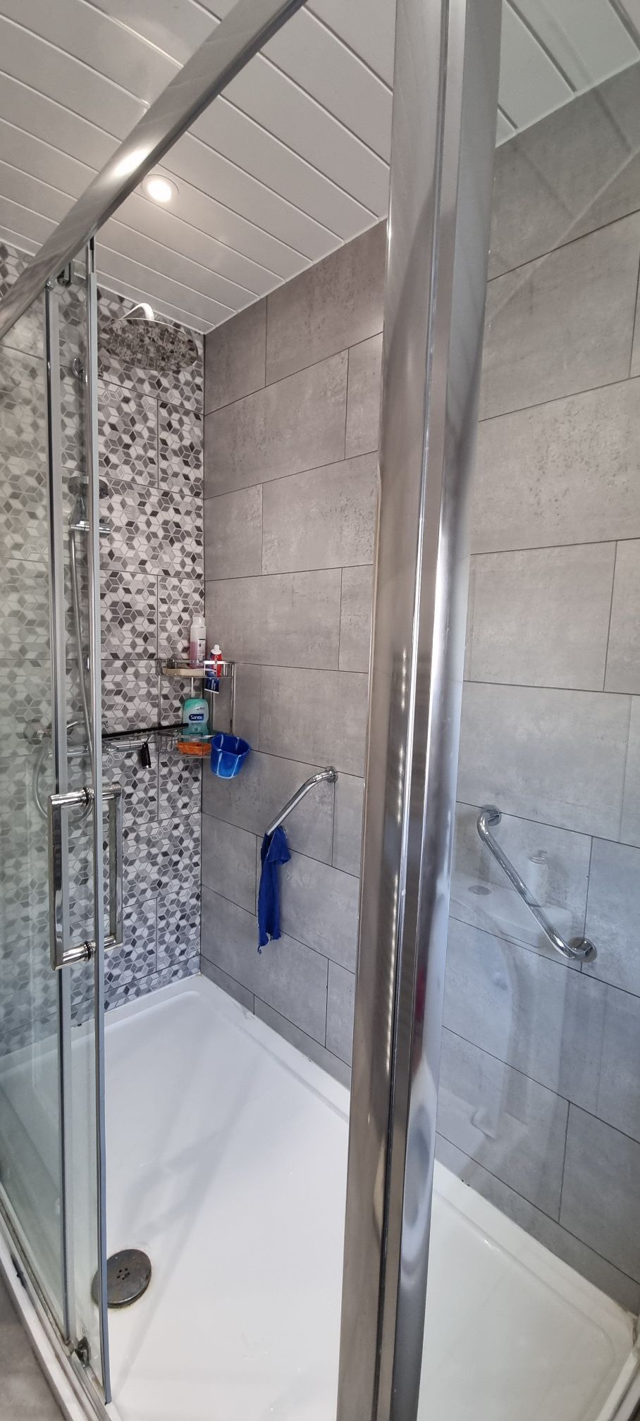3 bedroom semi-detached house For Sale in Leicester - Bathroom.