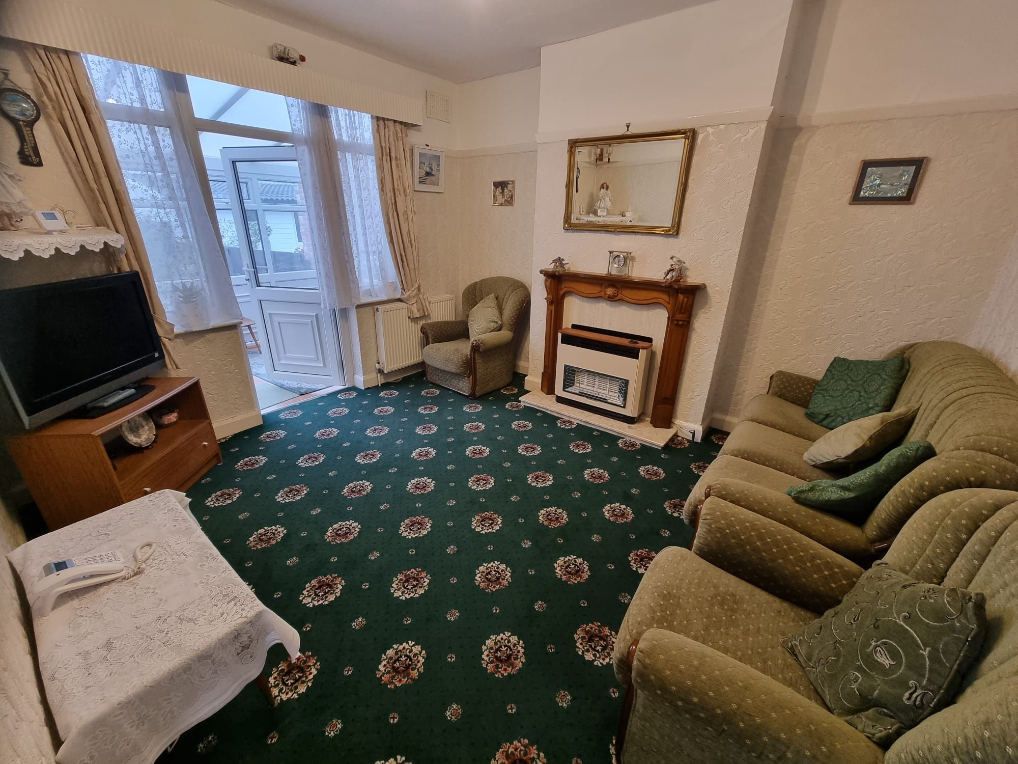 3 bedroom semi-detached house For Sale in Leicester - Photograph 2.