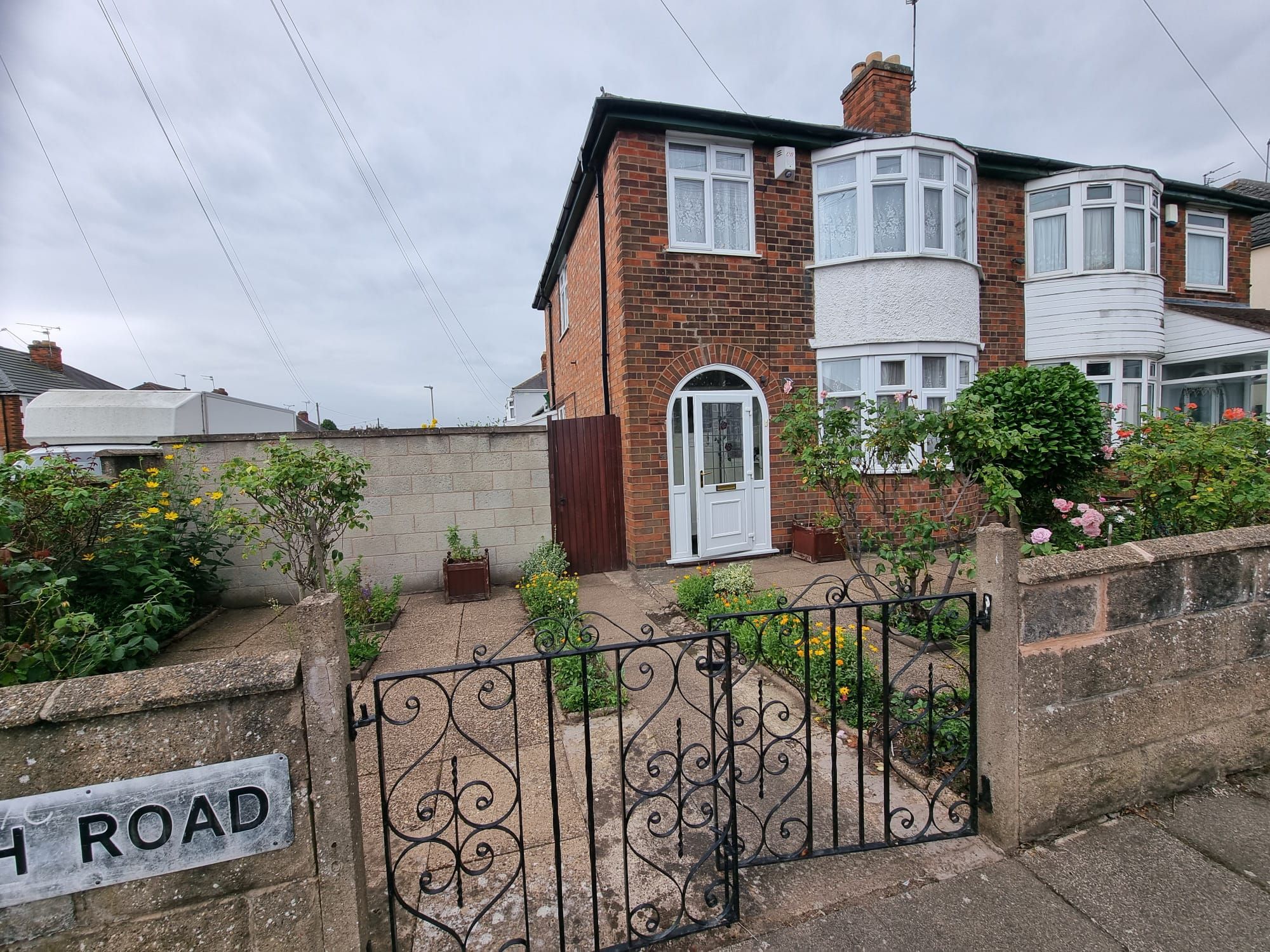 3 bedroom semi-detached house For Sale in Leicester - Photograph 1.