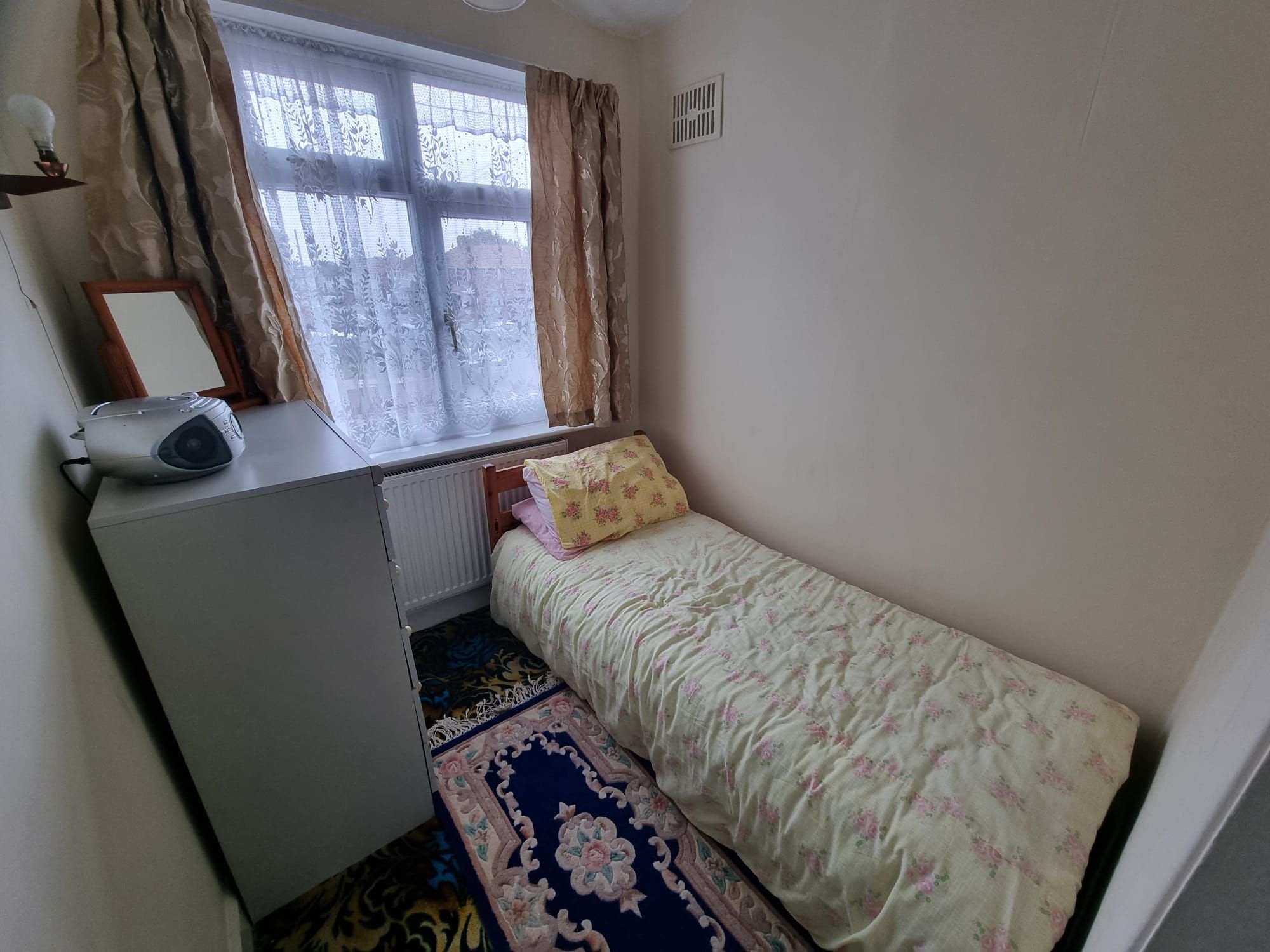 3 bedroom semi-detached house For Sale in Leicester - Photograph 9.