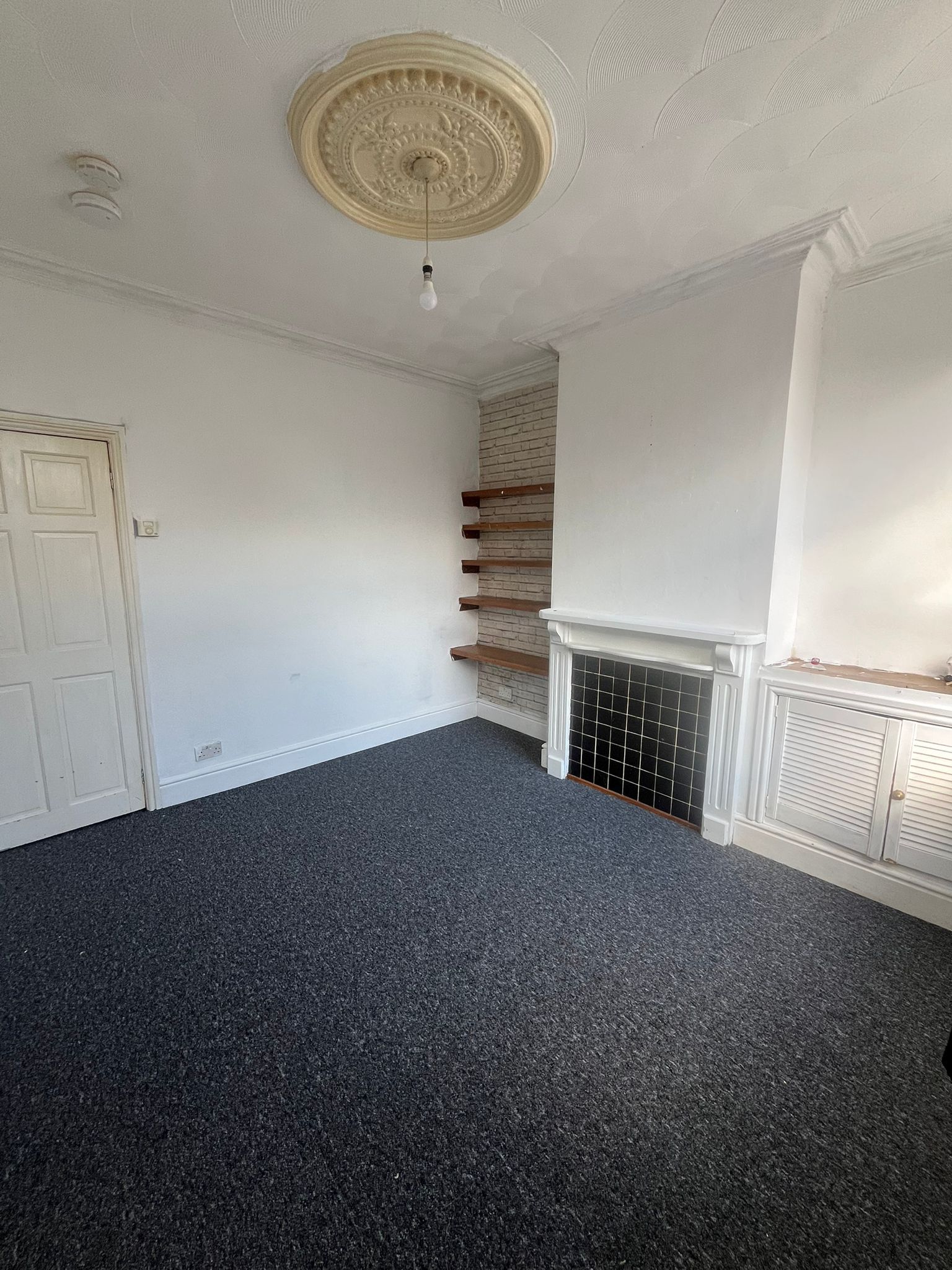 2 bedroom mid terraced house For Sale in Leicester - Photograph 3.