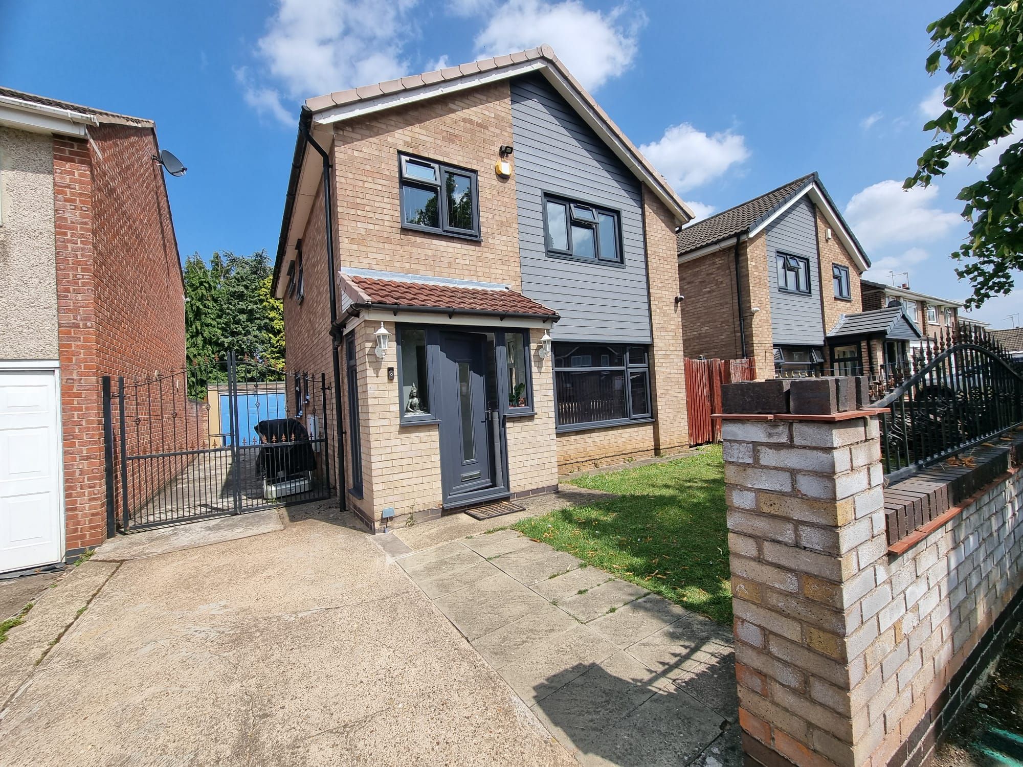 4 bedroom detached house For Sale in Leicester - Photograph 1.