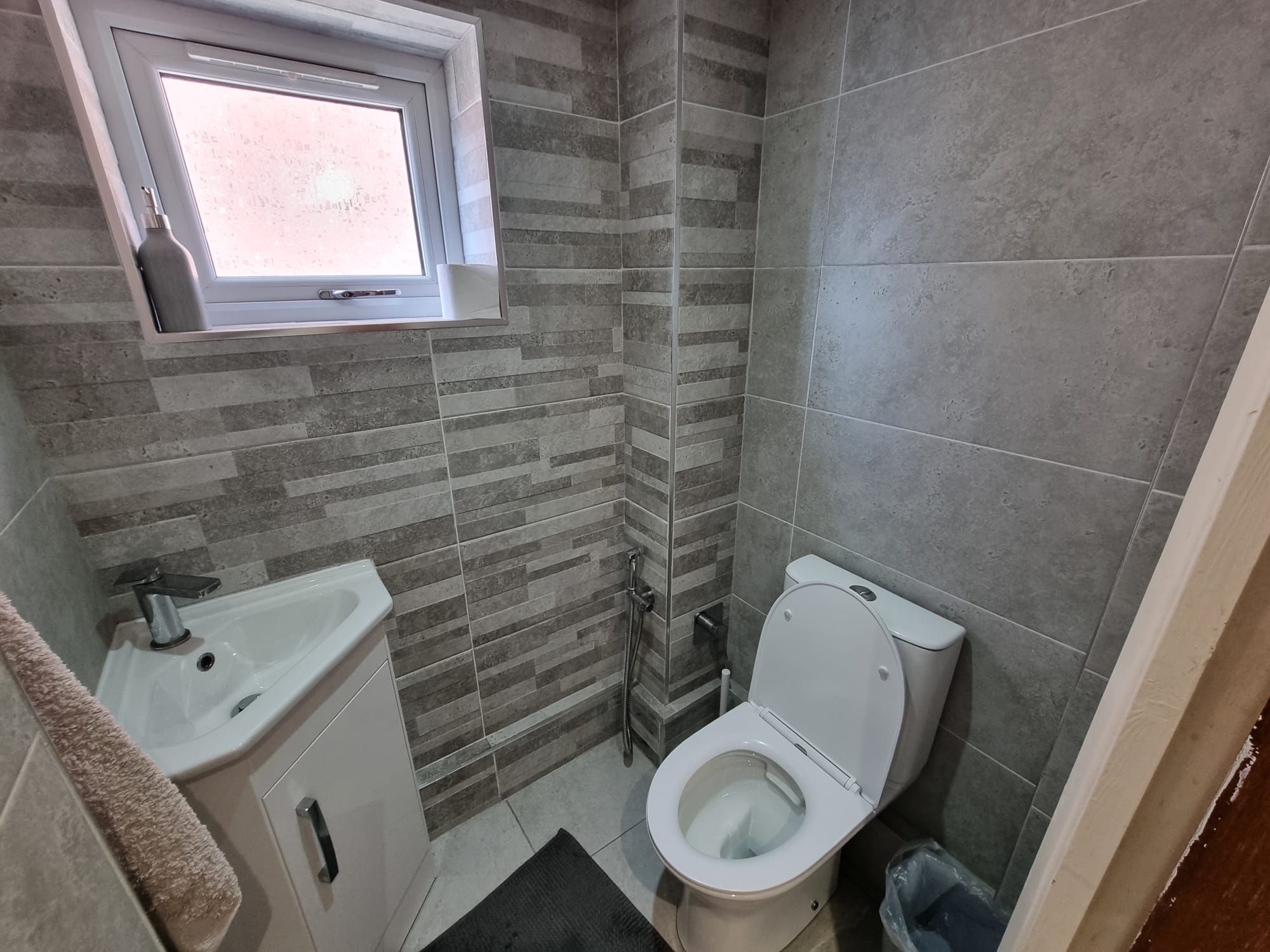 4 bedroom detached house For Sale in Leicester - Photograph 5.