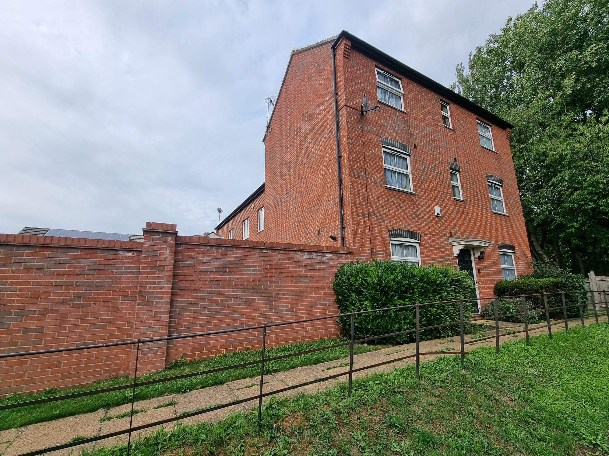 4 bedroom end terraced house For Sale in Leicester - Photograph 2.