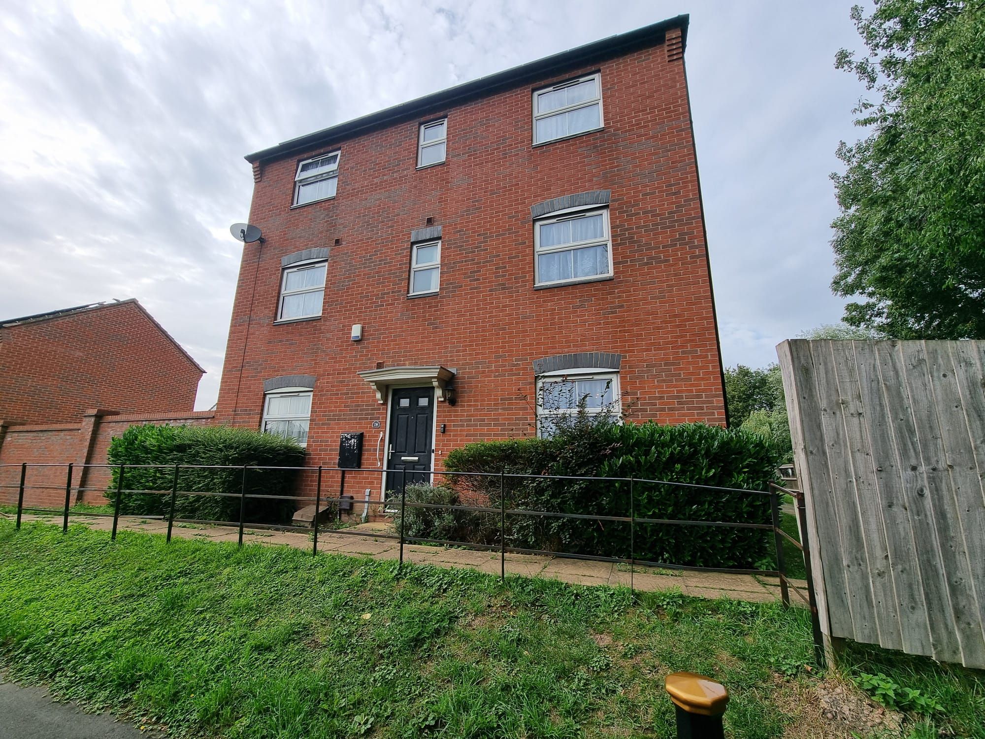 4 bedroom end terraced house For Sale in Leicester - Photograph 1.