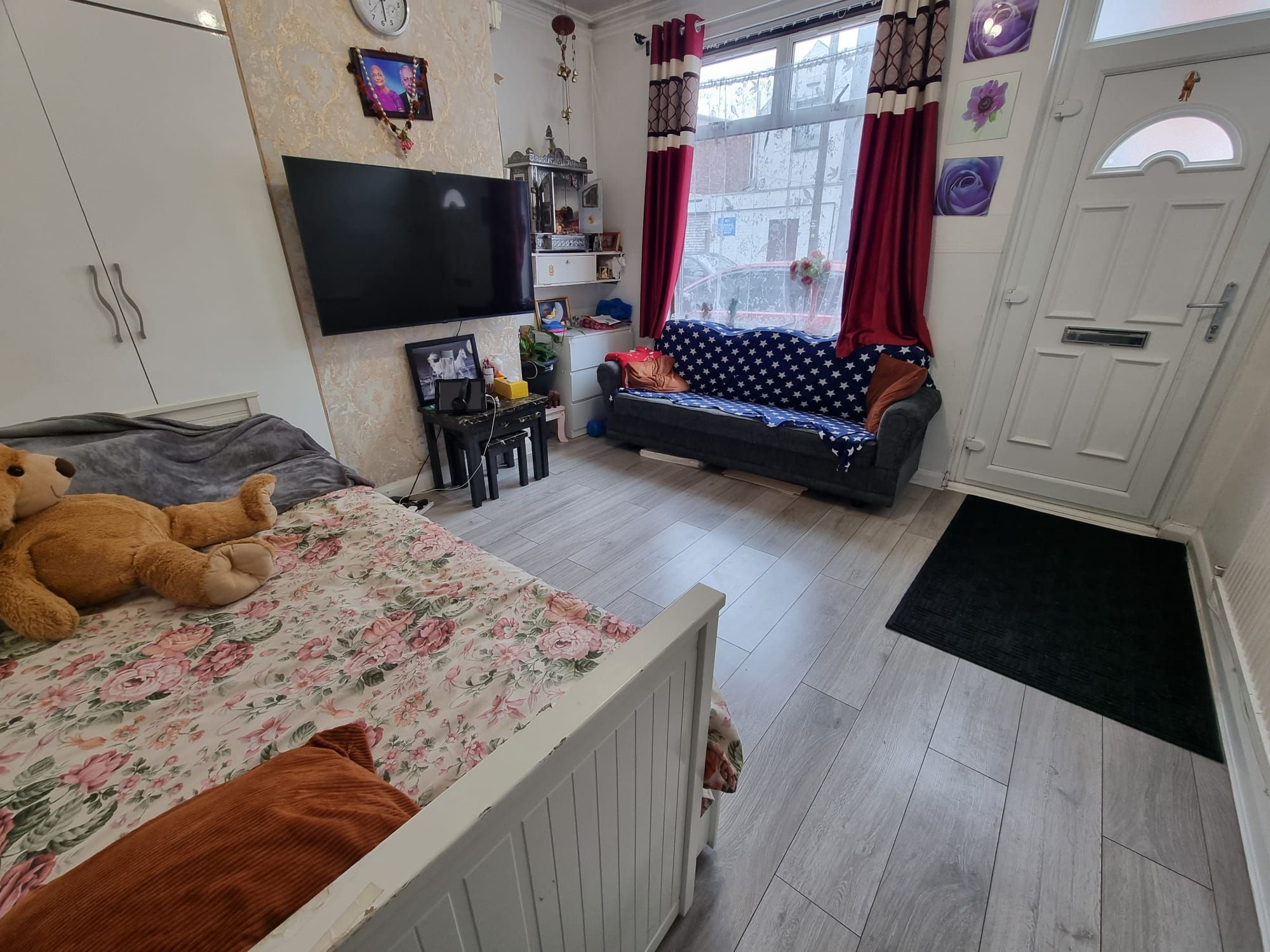 3 bedroom mid terraced house For Sale in Leicester - Photograph 2.