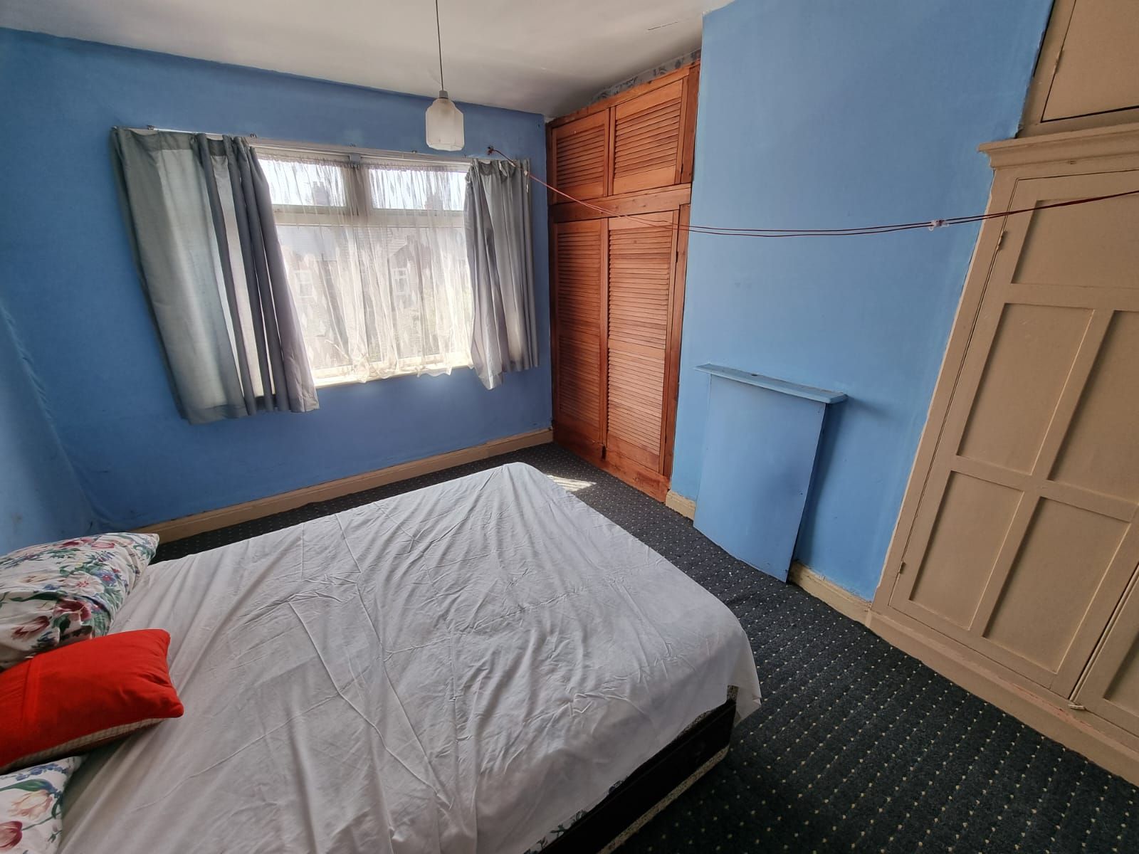 5 bedroom semi-detached house For Sale in Leicester - Photograph 9.