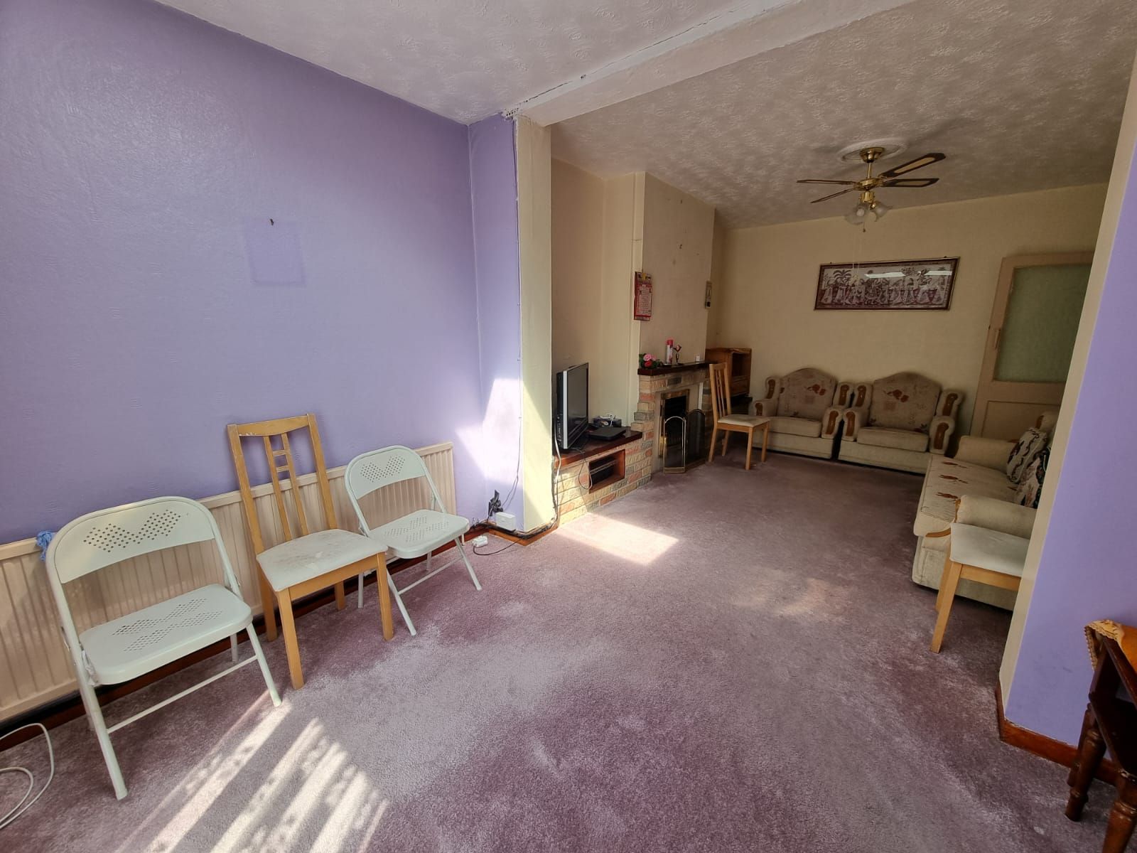 5 bedroom semi-detached house For Sale in Leicester - Photograph 2.