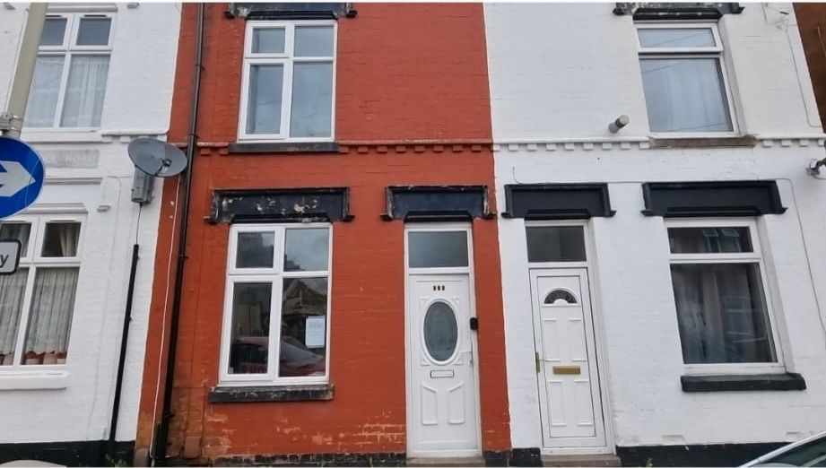 2 bedroom mid terraced house For Sale in Leicester - Photograph 1.