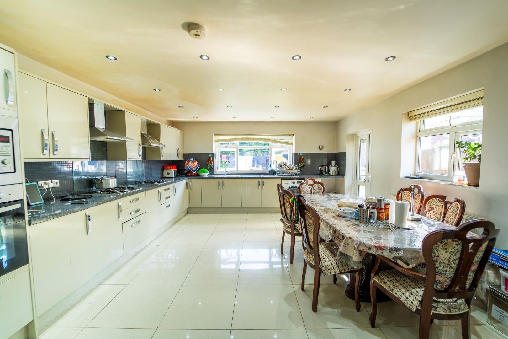 8 bedroom semi-detached house For Sale in Leicester - Photograph 8.