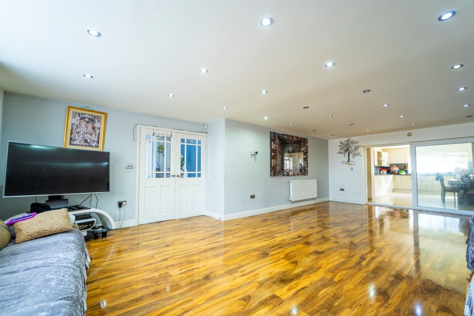 8 bedroom semi-detached house For Sale in Leicester - Photograph 5.