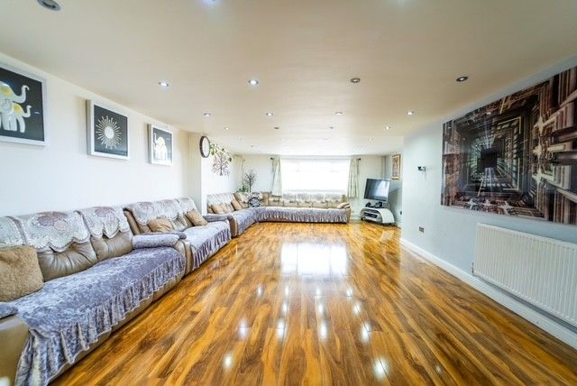 8 bedroom semi-detached house For Sale in Leicester - Photograph 7.