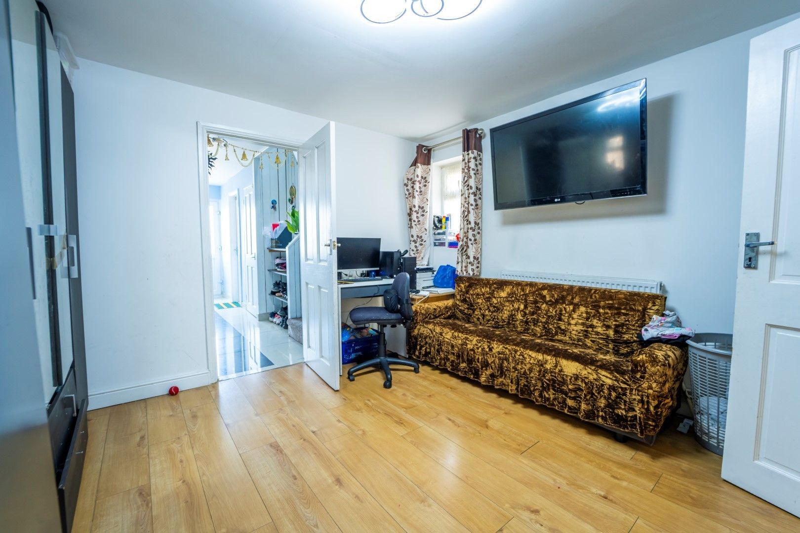 8 bedroom semi-detached house For Sale in Leicester - Photograph 12.