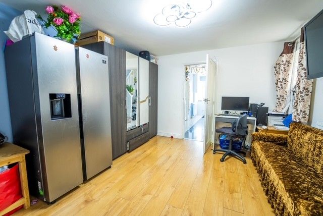 8 bedroom semi-detached house For Sale in Leicester - Photograph 11.
