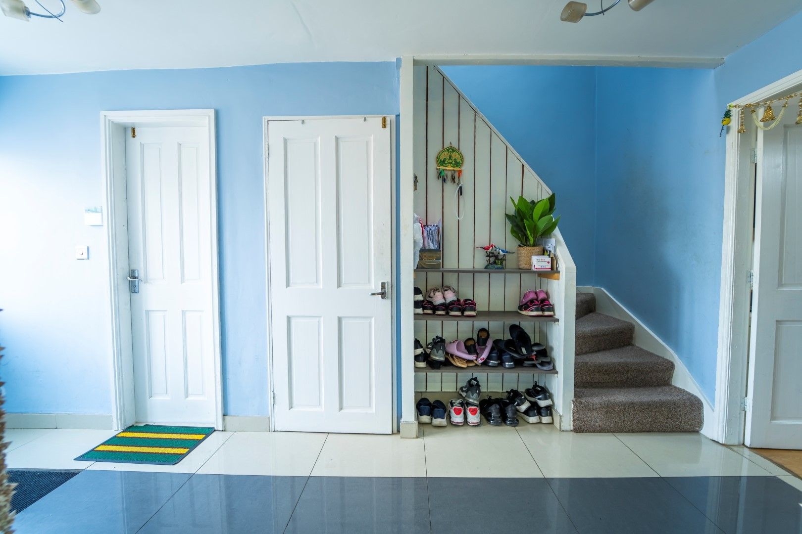 8 bedroom semi-detached house For Sale in Leicester - Photograph 3.