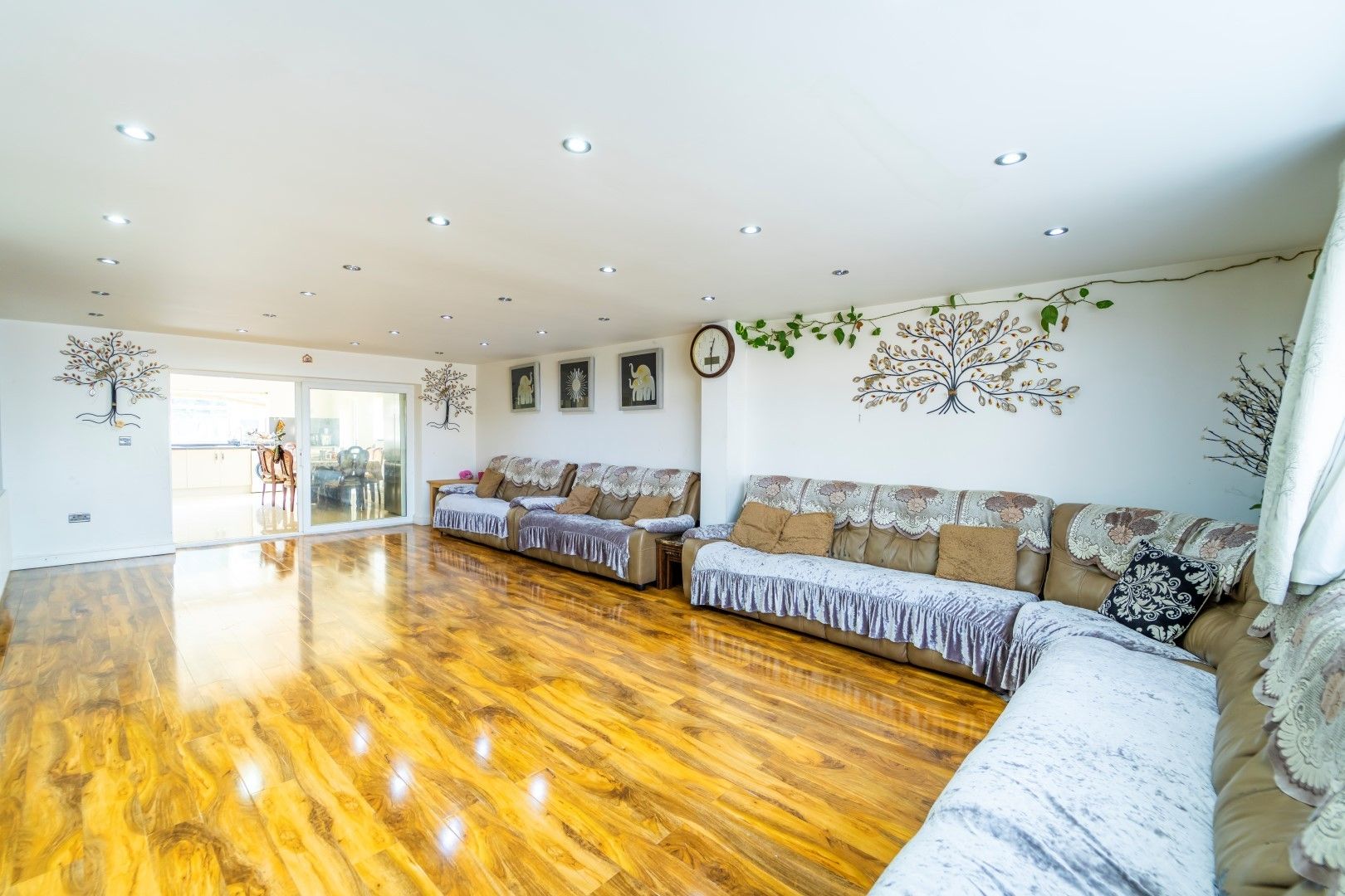 8 bedroom semi-detached house For Sale in Leicester - Photograph 4.