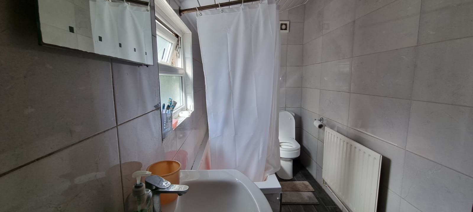 3 bedroom mid terraced house For Sale in Leicester - Photograph 5.