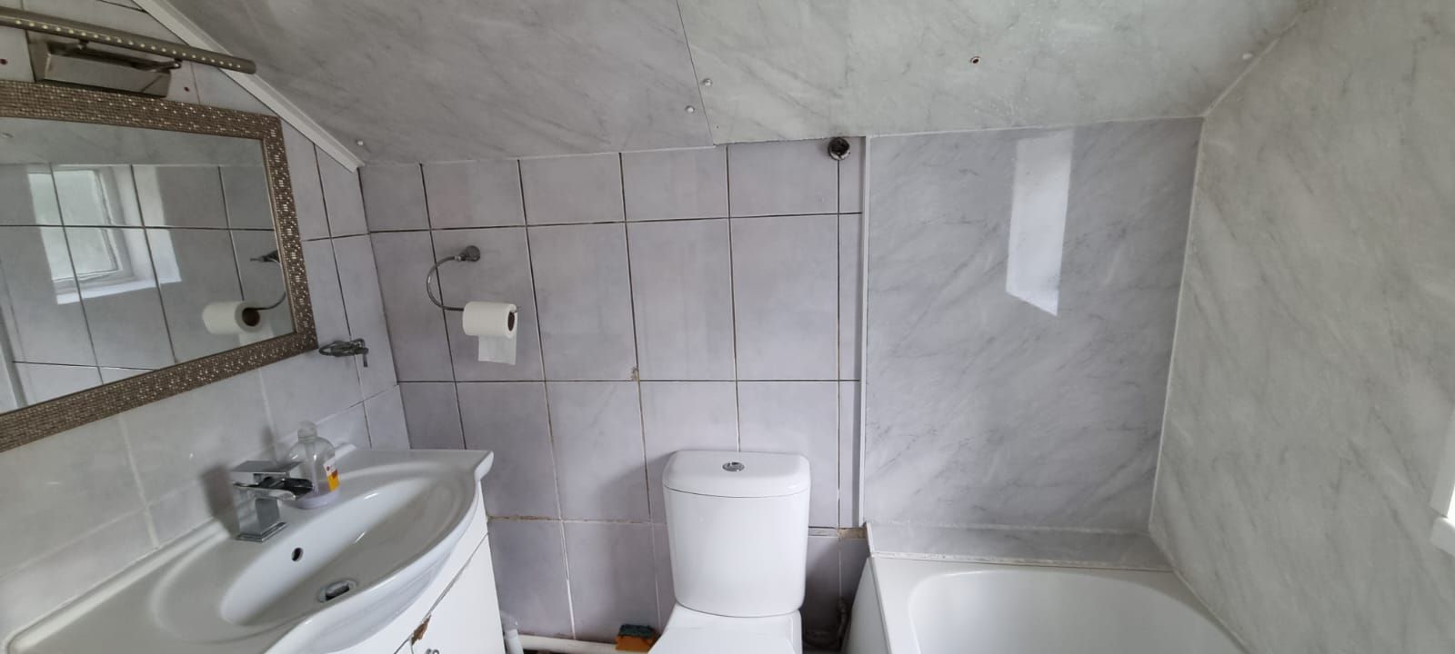 3 bedroom semi-detached house For Sale in Leicester - Photograph 13.