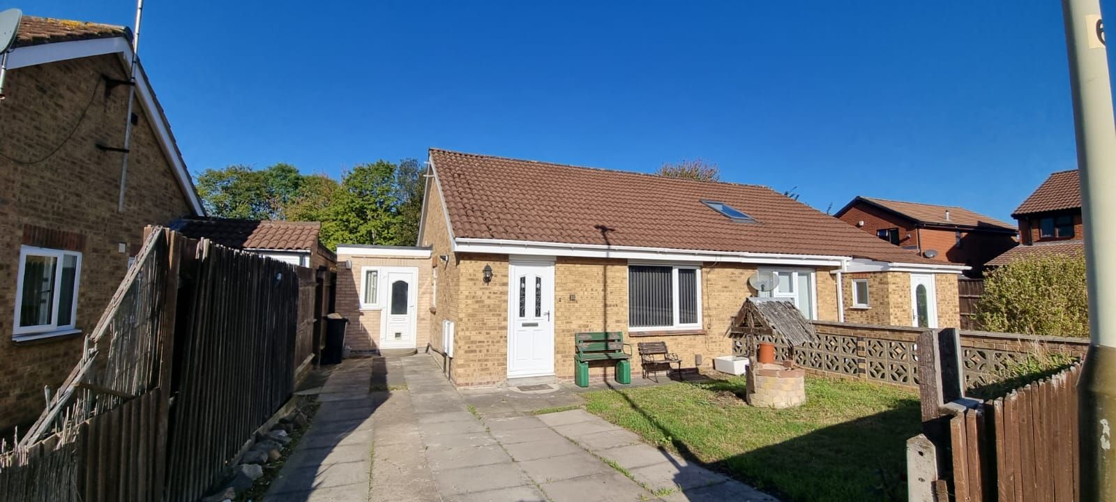 2 bedroom semi-detached bungalow To Let in Leicester - Photograph 1.