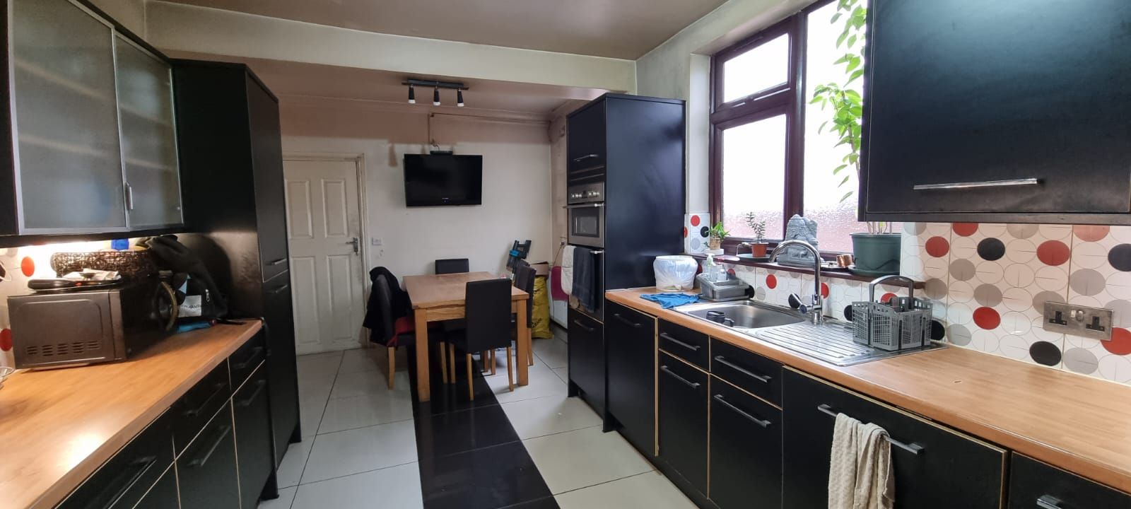 4 bedroom semi-detached house For Sale in Leicester - Photograph 10.