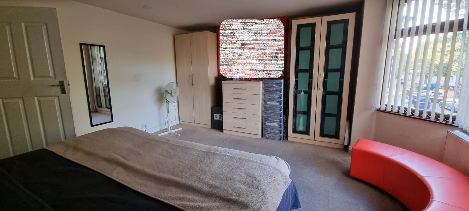 4 bedroom semi-detached house For Sale in Leicester - Photograph 16.