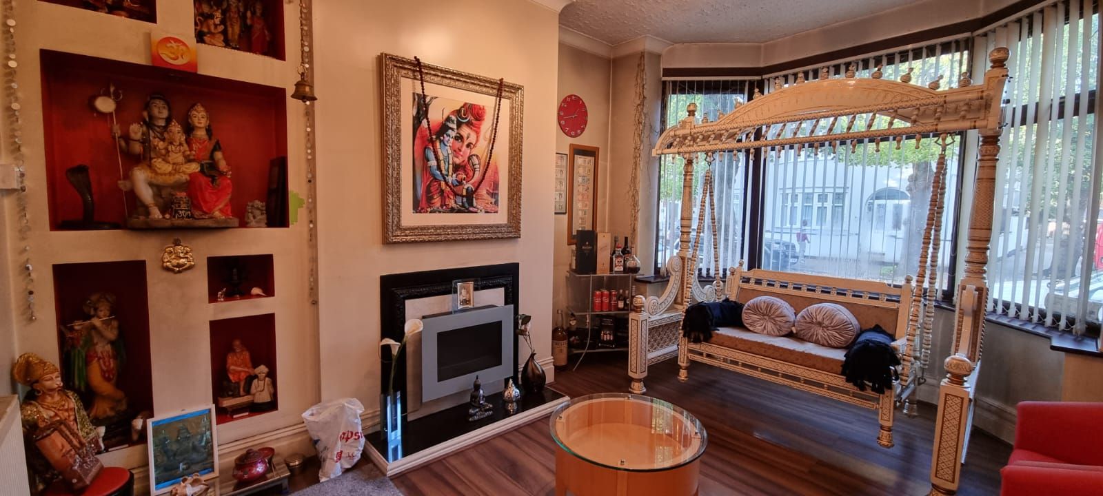 4 bedroom semi-detached house For Sale in Leicester - Photograph 3.