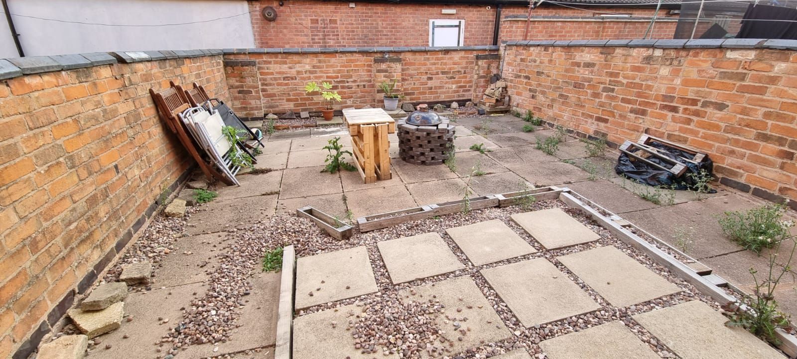 4 bedroom semi-detached house For Sale in Leicester - Photograph 24.