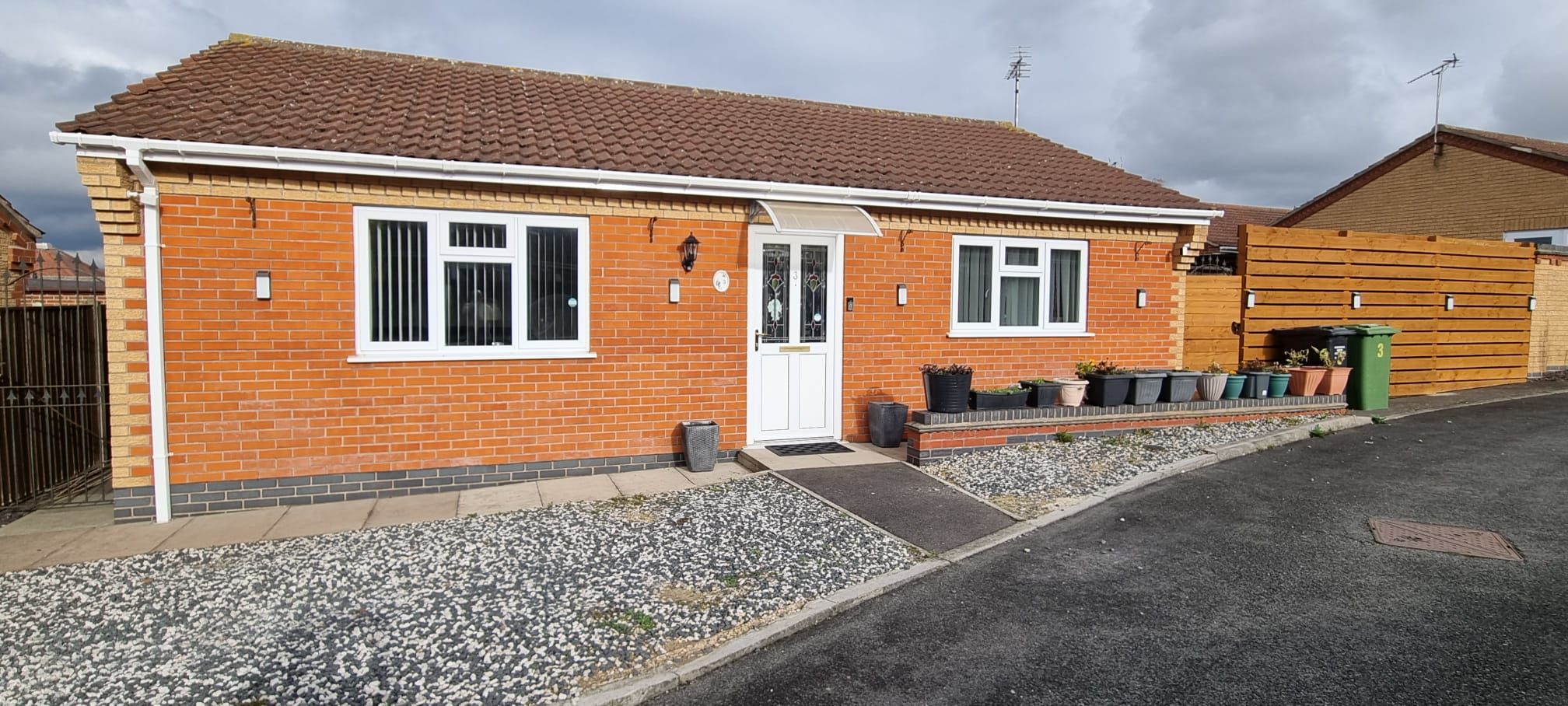 2 bedroom detached bungalow To Let in Leicester - Property photograph.