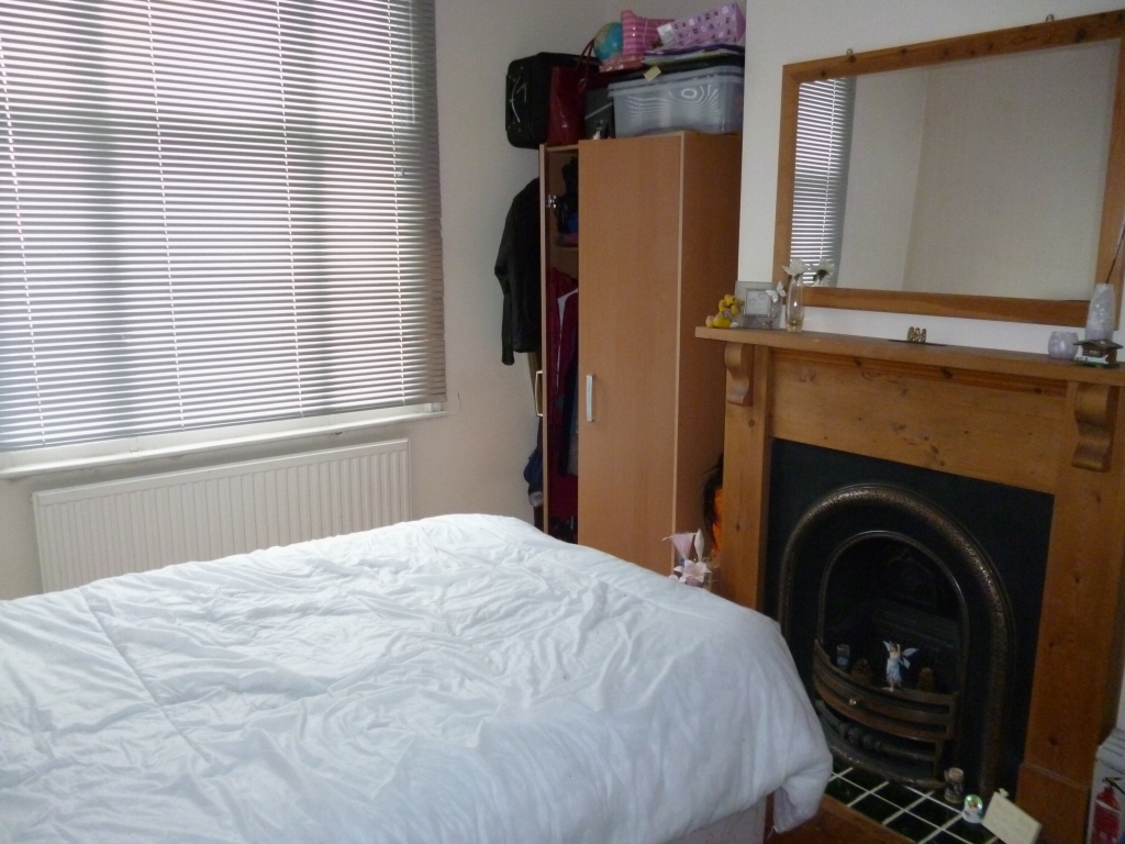 5 bedroom mid terraced house SSTC in Leicester - Photograph 2.