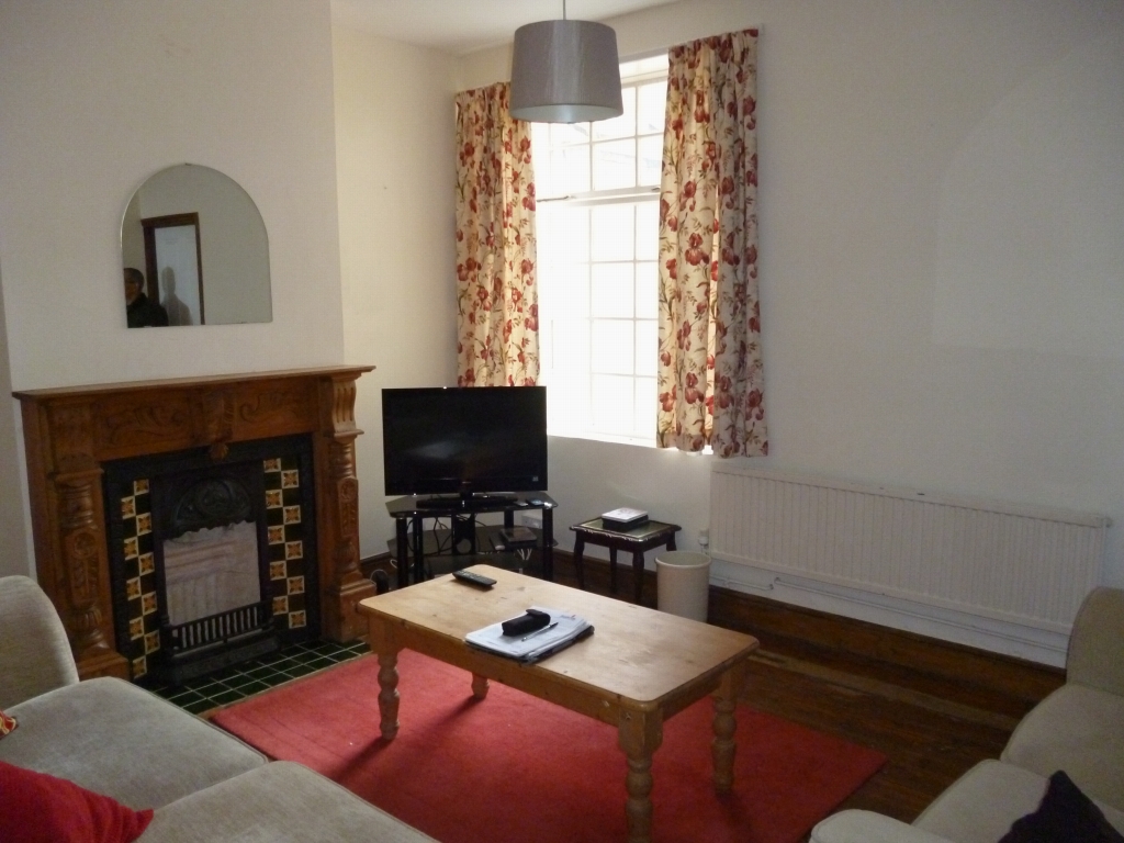 5 bedroom mid terraced house SSTC in Leicester - Photograph 3.