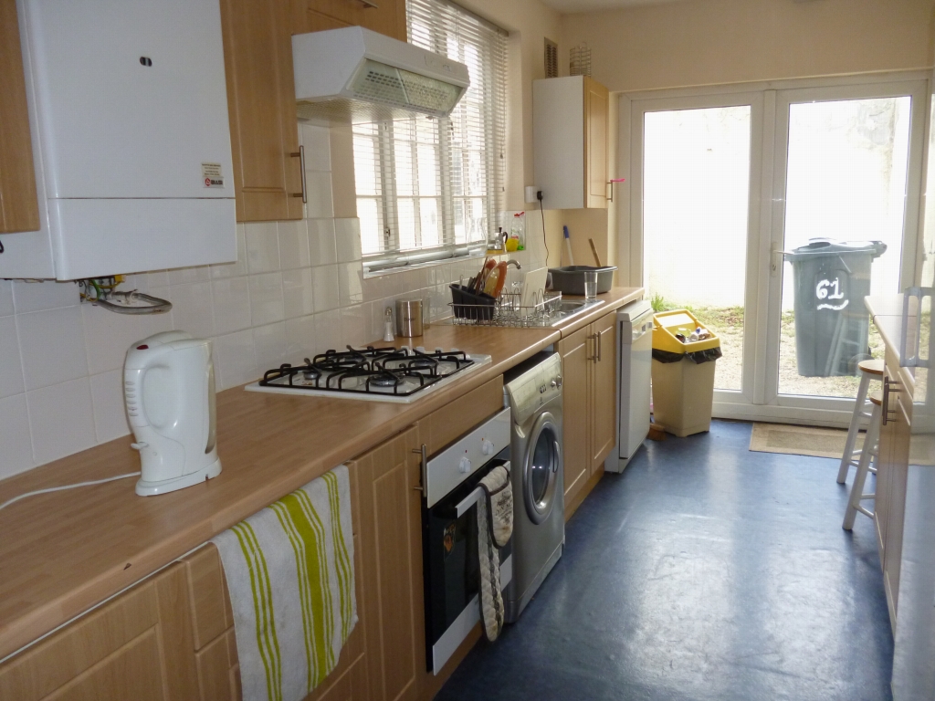 5 bedroom mid terraced house SSTC in Leicester - Photograph 4.