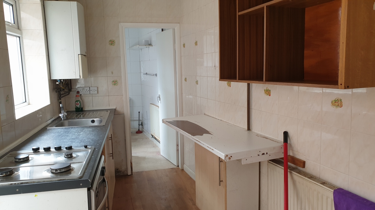 4 bedroom end terraced house SSTC in Leicester - Photograph 5.