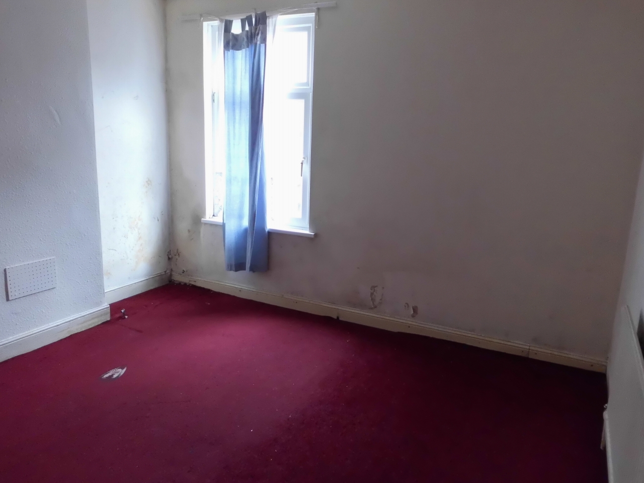 2 bedroom mid terraced house SSTC in Leicester - Photograph 2.