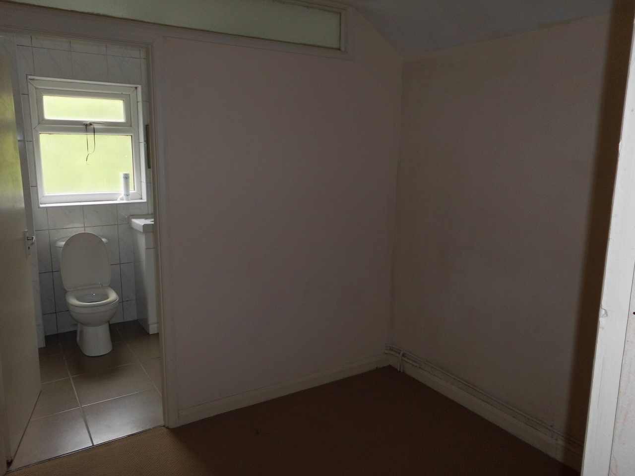2 bedroom mid terraced house SSTC in Leicester - Photograph 4.