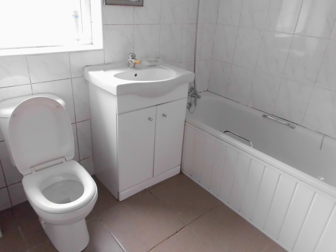 2 bedroom mid terraced house SSTC in Leicester - Photograph 5.
