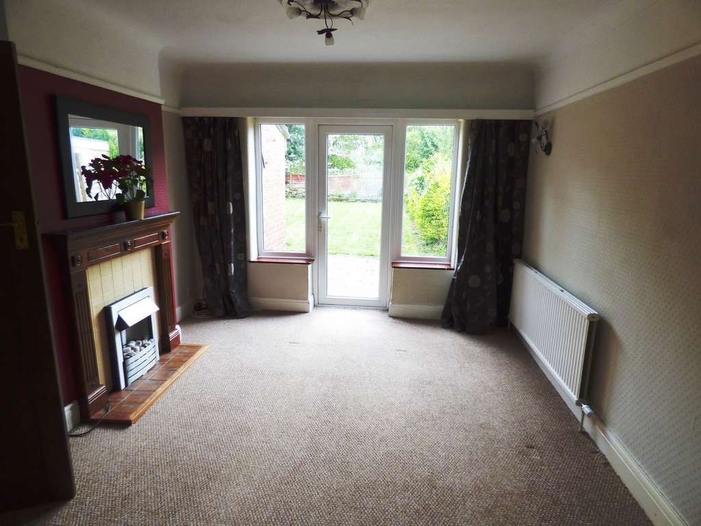 3 Bed Semi-detached House For Sale - Photograph 3