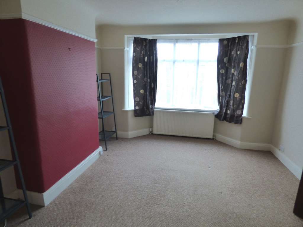 3 Bed Semi-detached House For Sale - Photograph 4