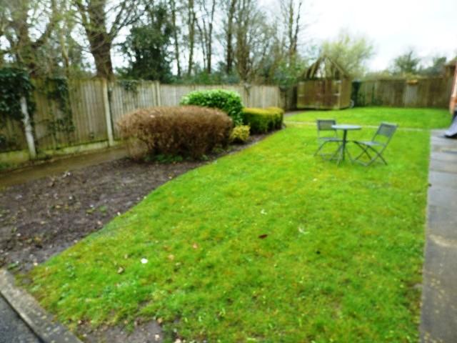2 Bed Apartment Flat/apartment For Sale - Crossland Mews Communal Garden