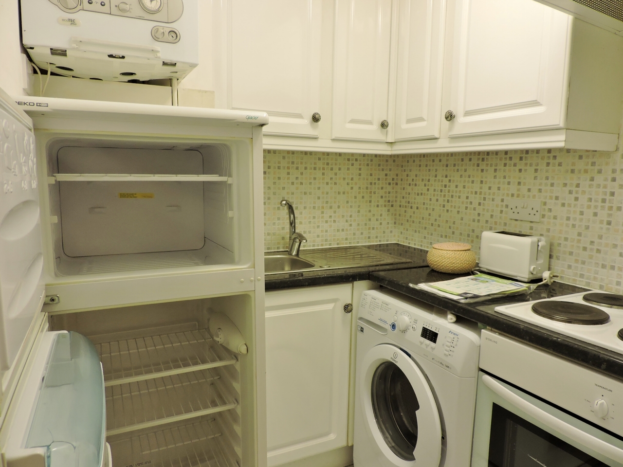 2 bedroom apartment flat/apartment Let Agreed in New Malden - Photograph 4