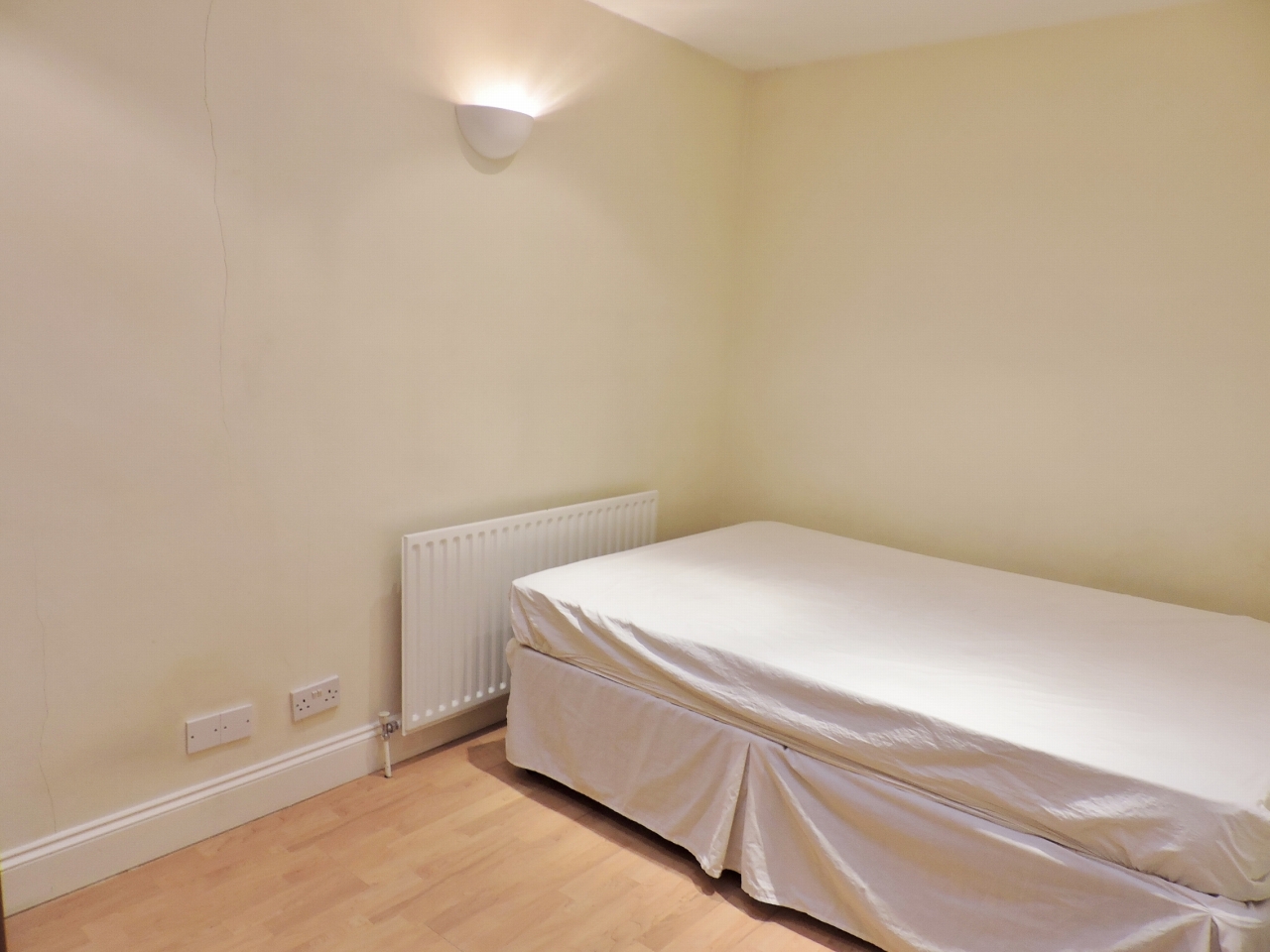 2 bedroom apartment flat/apartment Let Agreed in New Malden - Photograph 5