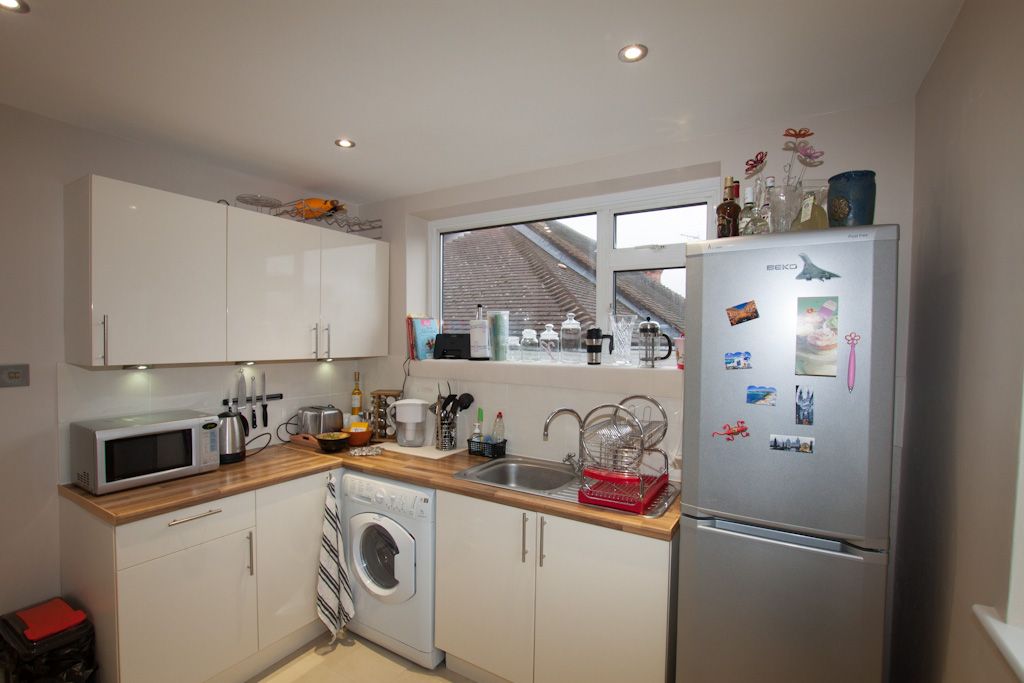 2 bedroom apartment flat/apartment Let in New Malden - Photograph 5
