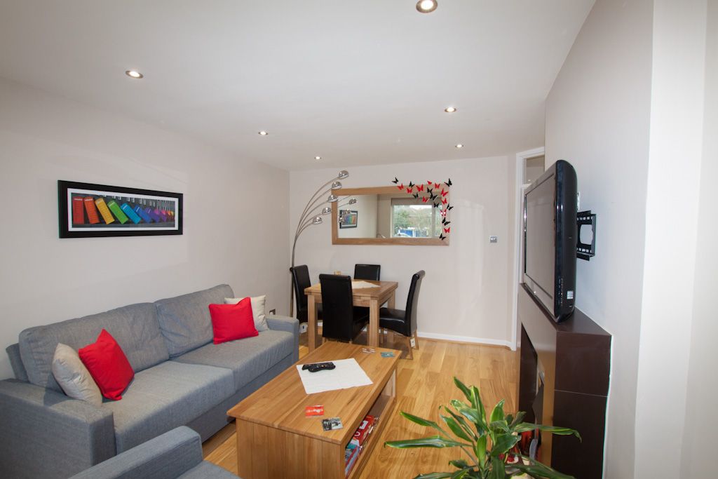 2 bedroom apartment flat/apartment Let in New Malden - Photograph 3