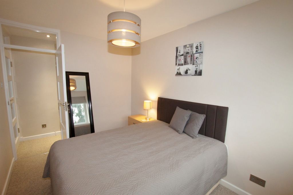 2 bedroom apartment flat/apartment Let in New Malden - Photograph 8