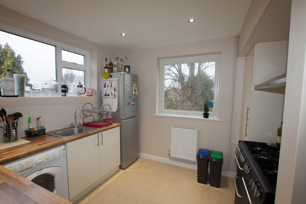 2 bedroom apartment flat/apartment Let in New Malden - Photograph 4