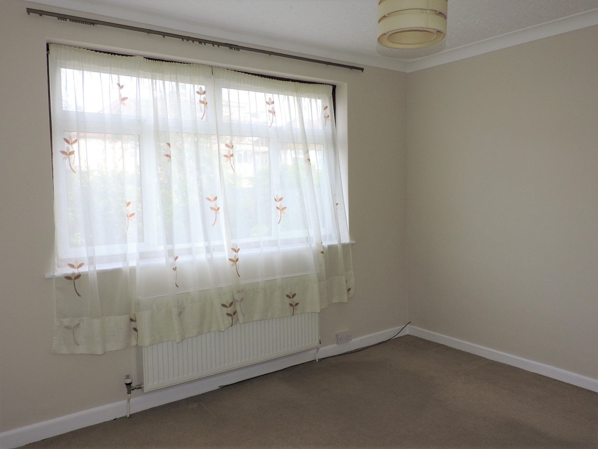 2 bedroom semi-detached bungalow To Let in Epsom - Photograph 9