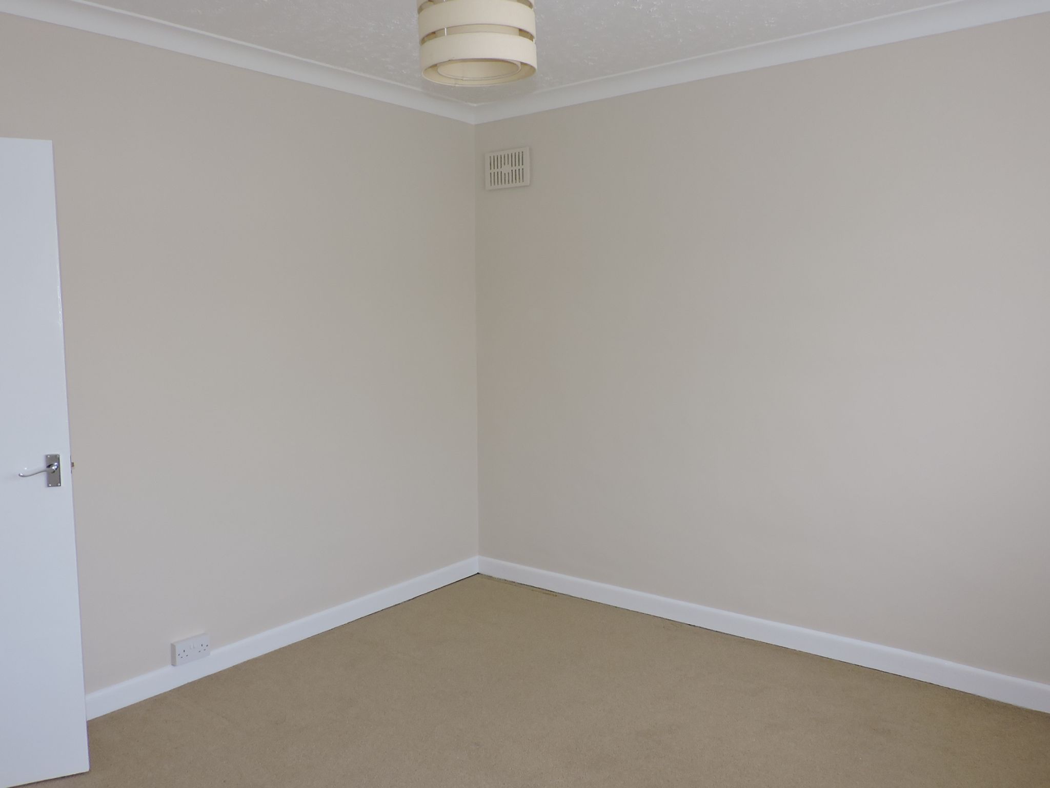 2 bedroom semi-detached bungalow To Let in Epsom - Photograph 13