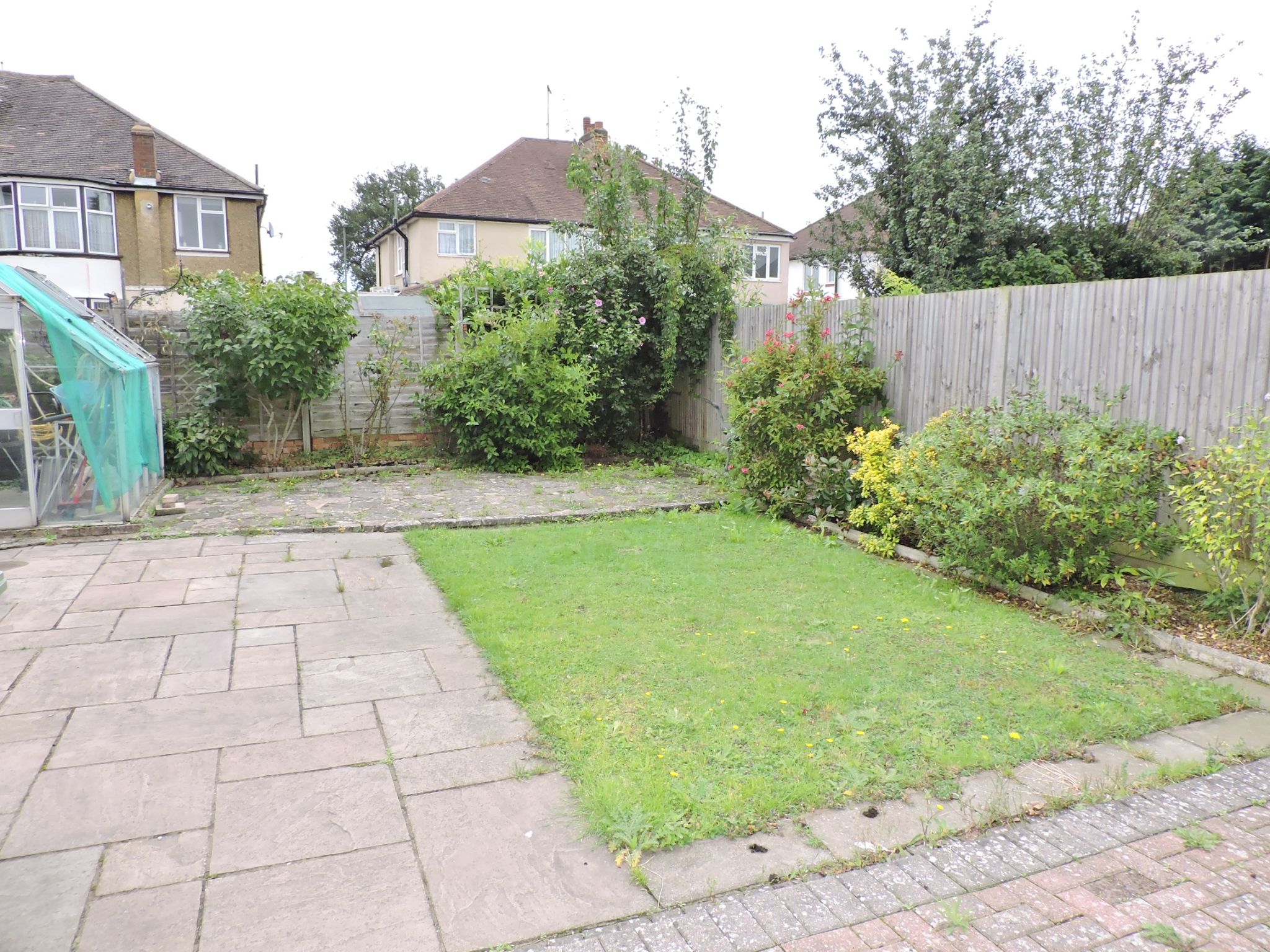 2 bedroom semi-detached bungalow To Let in Epsom - Photograph 12