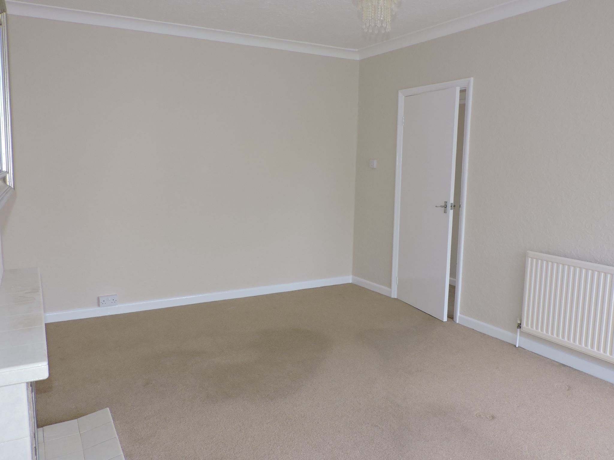 2 bedroom semi-detached bungalow To Let in Epsom - Photograph 3